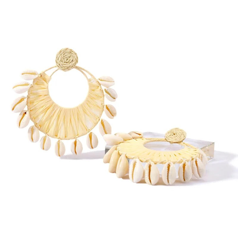 Oversize Cowrie stud drop earring (Beige)